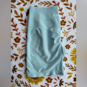 AMPLIFY SHORT 4.5"
Women's Seamless Scrunch Short
Ice L size